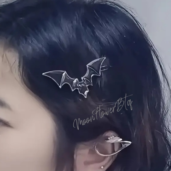 Black Bat Hair Clip - Picture 2 of 3